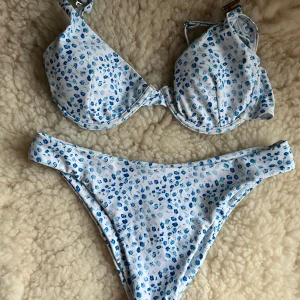 Bikini blommig  - Vit bikini med blåa blommor! Trosa med hög skärning🦋💙 aldrig använt 