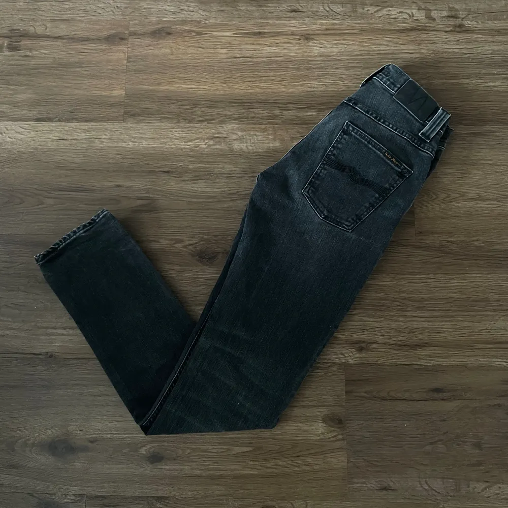 Säljer ett par Nudie jeans i modellen Grim Tim, färgen heter Black Haze. Storlek W28 L32. Dom är i bra skick, nypris runt 1600kr. Kom privat vid frågor!. Jeans & Byxor.