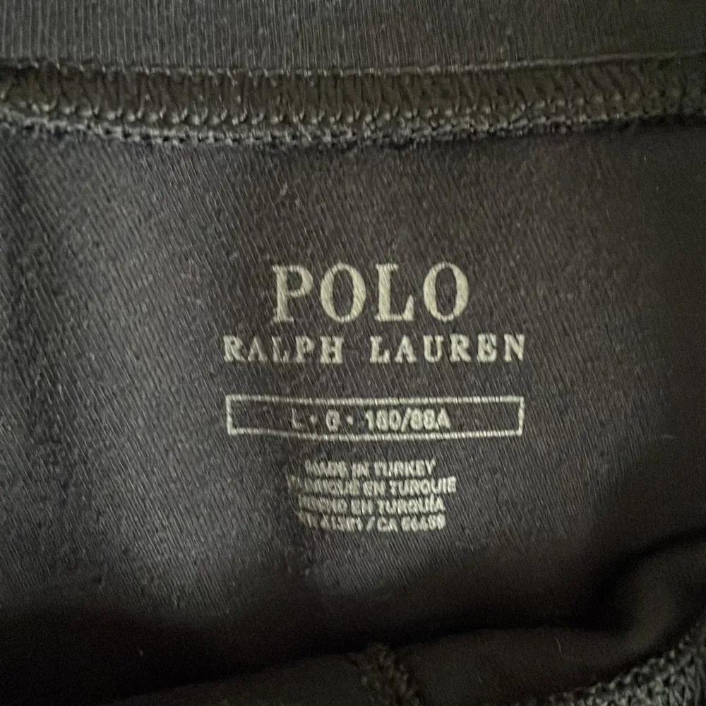 Säljer ett par Ralph lauren byxor då de inte kommer till användning, storlek L i riktigt bra skick, nypris 1800 mitt pris 600. Jeans & Byxor.