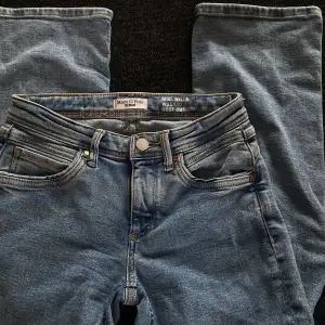 Säljer mina helt nya Marc O’polo Jeans pga att dem inte kommit till användning. Modell:Nella (Lågmidjade, bootcut) Storlek 25x30 (jag är 163 och dem går ner till golvet för mig) Köpta för 1399kr Säljer för 999kr