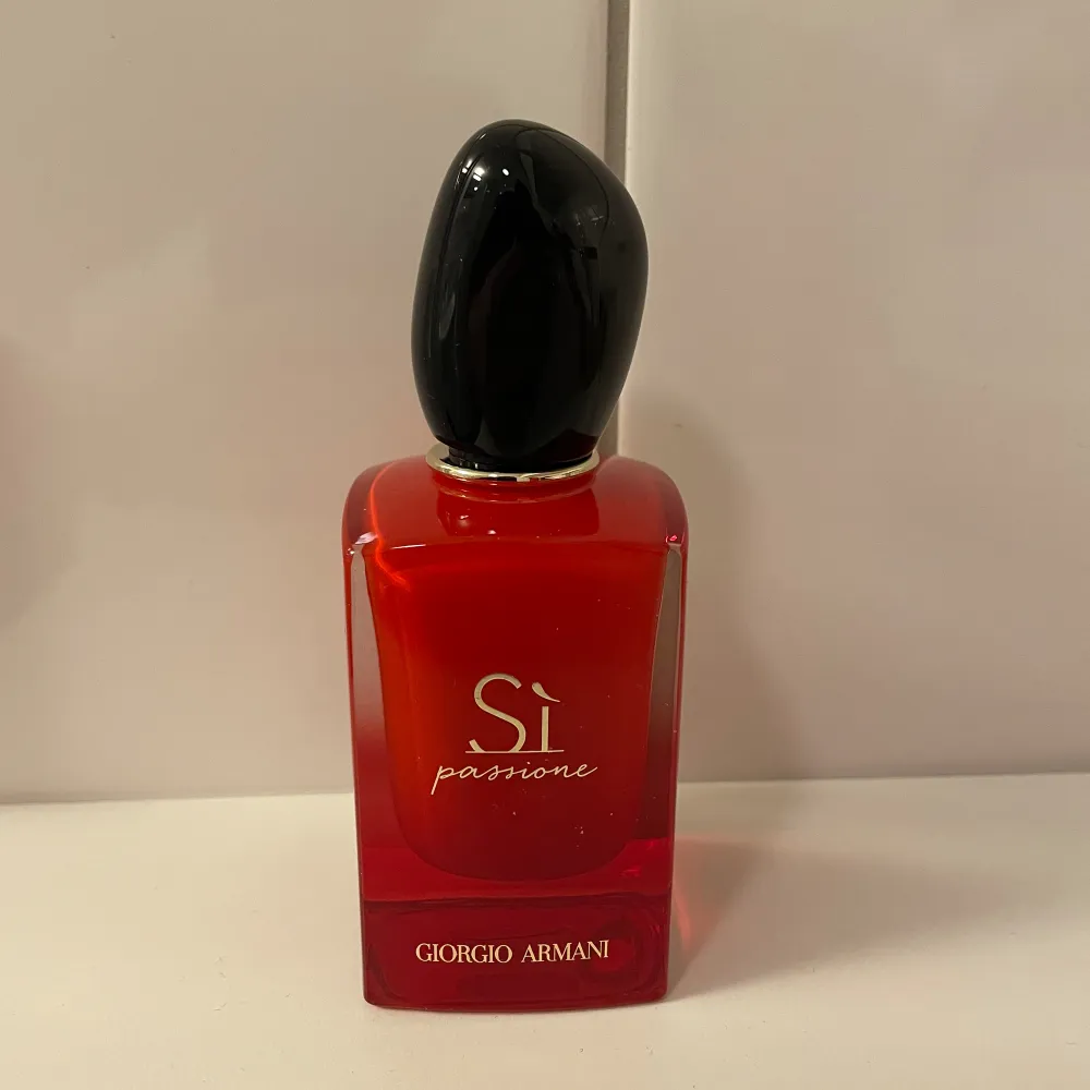 Armani SI passione till salu. 50 ml.  Helt ny parfym till salu med förpackning. I nyskick. En fruktig och blommig doft med noter av ros och intensiv vanilj. . Övrigt.
