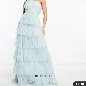 Balklänning  - Säljer min jättefina balklänning från asos då färgen inte var bra på mig och jag inte hann skicka tillbacka den, endast testad med lappar kvar💕