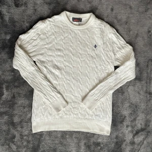 Morris tröja - Säljer min superfina morris tröja i storlek M. Den är vit och är kabelstickad. Mått finns i sista bild:)