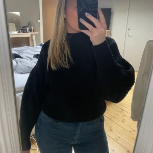 Stickad tröja - Stickad tröja från hm i fint skick. Använd fåtalet gånger.