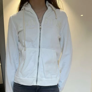 Lexington zip hoddie - Säljer nu denna zip hoddie från lexington!💕💕
