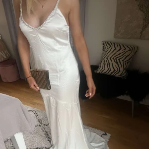 Balklänning  - Vit balklänning från fashion nova med strass runt urringingen. Storlek s/m. Aldrig använd, köpt för 1200❣️