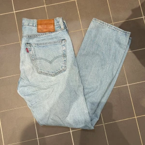 Levis 501 - Tja säljer dessa Levis 501 i W31 L30 då jag rensar garderoben. Skick 10:10 inga tecken av användning allts.