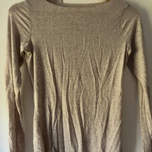 Intimissimi  - tröja från intimissimi, beige färg, nyskick, storlek M🫶säljer då den inte kommer till användning!