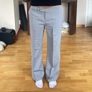 Lågmidjade gråa kostymbyxor  - Långa kostymbyxor från e-vie💕 jag är 177cm midja: 44cm (inbyggt skärp så kan göra nån cm mindre oxkså) Innerben: 75cm