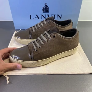 Lanvins  - Säljer nu ett par lanvins i strl 42. Skicket är circka 7/10 då lacken har lossnat lite som visas på tredje bilden. Dustbag medföljer vid köp! Vid frågor är det bara att höra av sig!