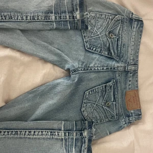 lågmidjade bootcut jeans - svin snygga lågmidjade bootcut jeans som tyvärr har blivit försmå. har sprättat dd längs ner men går säkert att sy upp ifall man vill💗 gylfen är lite konstig på jeansen men annars i perfekt skick!❤️
