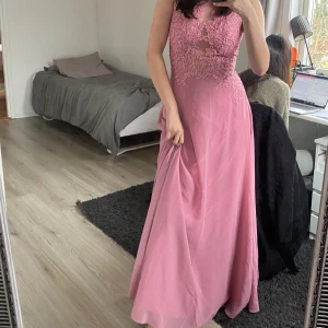 Balklänning  - En vacker balklänning som använts endast en gång. Skicka meddelande för fler bilder eller mått💕 Pris kan diskuteras.