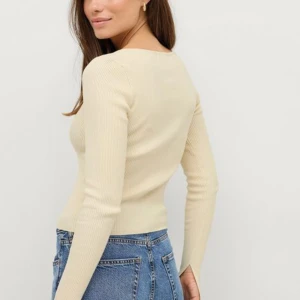 Gul tröja - Gul långärmad tröja från Gina Tricot. Super fin och i bra skick. Skriv till mig om du hsr några frågor💕
