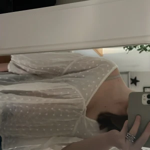 vit blus från kappahl 💞 - fin vit blus från kappahl🥰 nypris: 599kr och jag säljer den för 300kr säljer pgr av att den är lite stor🥰 fint skick! 