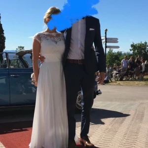 Balklänning  - Balklänning från Sofia Moore i vit siden samt vit spets som passar en S/36. Endast använd en gång och i mycket fint skick samt kvalité (kemtvättad efter användning)🌸  Normal i storleken och jag är 160 som bär den på bilden. Nypris: 4000kr 🌸