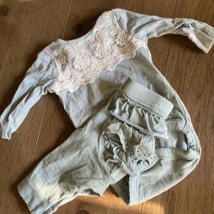 Set Newbie - Fint använt skick. Blus/ tröja och byxa. Med spets och volanger