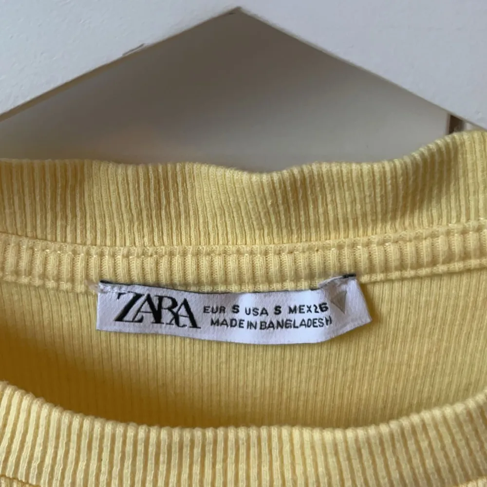 Säljer denna fina gula volangtröjan från ZARA då den inte kommer till någon användning🤗 Det är bara att skriva om ni har några foton mm🫶🏻 Köpare står för frakt och inga returer!. Toppar.