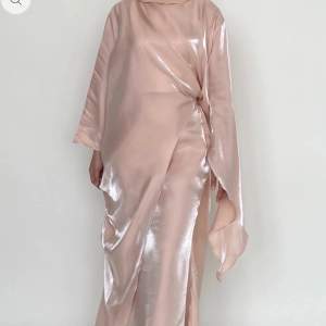 säljer helt nytt oanvänt abaya set, köpte den för 800kr + 300kr för tull, säljer den för tycker inte om hur den ser ut på mig 