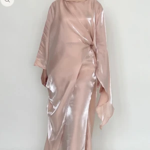 Abaya - säljer helt nytt oanvänt abaya set, köpte den för 800kr + 300kr för tull, säljer den för tycker inte om hur den ser ut på mig 