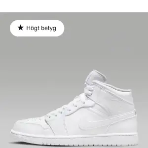 AIR jordan 1 mid använda endast fåtal gånger och är i bra skick. Säljer för billigt pris och hör av dig för fler frågor. Frakten står köparen för och postar snabbt. Priset är inte hugget i sten.