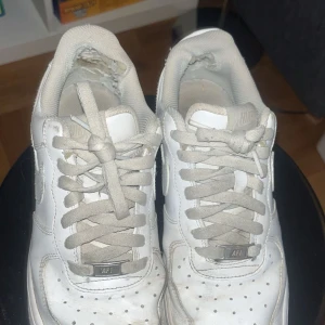 Nike air force  - Säljer mina nike air force, börjar lägga på 300 spänn då de är använda och slitna. Köpta för ca 1,2. Jättebrkväma & byter sula såklart. Storlek 39,5. Lite stora i storleken 