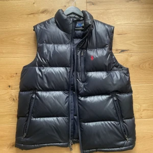 Polo Ralph Lauren Väst - navy - En navy färgad väst som är storlek L. Har använt den 3-4 gånger. Nytt pris runt 5000kr 