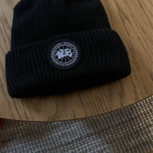 Canada goose mössa - Hej! Säljer en helt ny canada goose mössa som är perfekt mot våren som nu kommer, aldrig använd o 10/10 i kvalité, hör av er för frågor eller vid intresse 💛