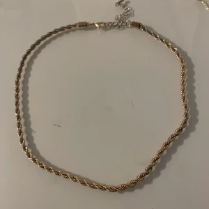 Fint halsband - Säljer detta guldfärgade halsband. Säljer pga samma problem som min tidigare annons jag tål inte fake smycken. Säljer billigt för 60kr.