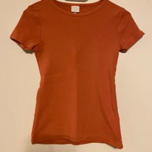 Ribbad tight T-shirt strl S - Säljes i fint skick