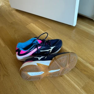 Inomhus skor - Inomhus skor med gummi sula 38,5 som nya