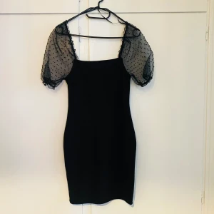 Klänning  - Svart kortklänning med puffärmar från New yorker 