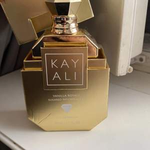 KAYALI parfym, nästan aldig använd. Köpte för 1000kr. 50ml