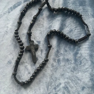 Svart rosery necklace  - Köpt från Libanon 