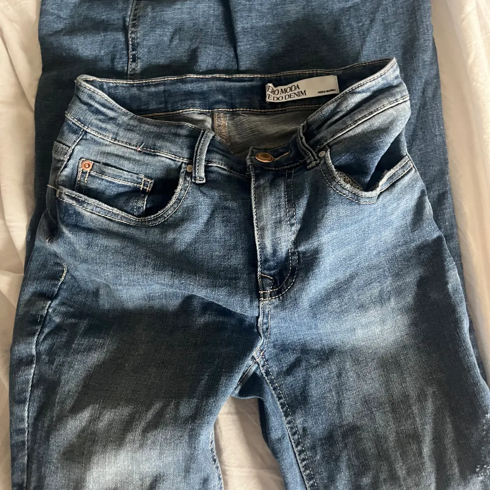 Säljer dessa snygga low waist jeans från vero Moda. Storlek 34 och i fint och bra skick. Inga slitningar. Endast använda några gånger. Köpta för 450, säljs för 250. . Jeans & Byxor.