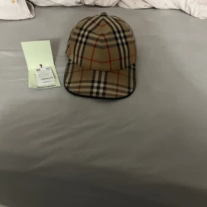 Äkta burberry keps - Äkta burberry keps. Köpt på NK. Tags och kvitto finns kvar. Storlek M. Skriv vid fler frågor.