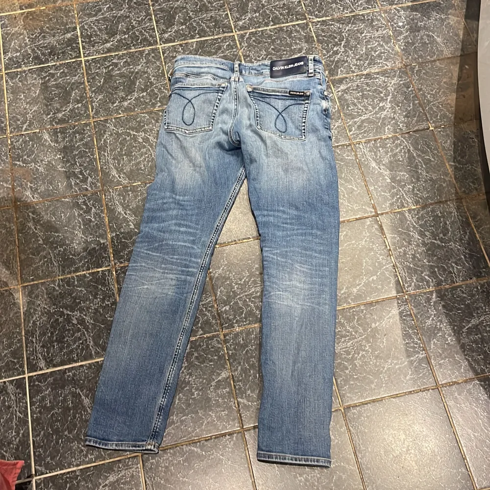 Blå Calvin Klein jeans Bra skick de är inte använda nästan. Jeans & Byxor.