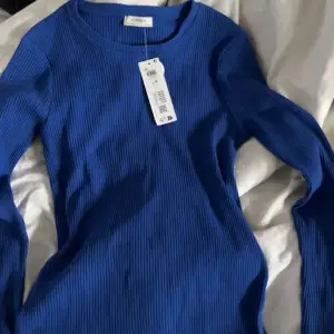 Blå ribbad tröja från Lindex, aldrig använd, lappen kvar, storlek M