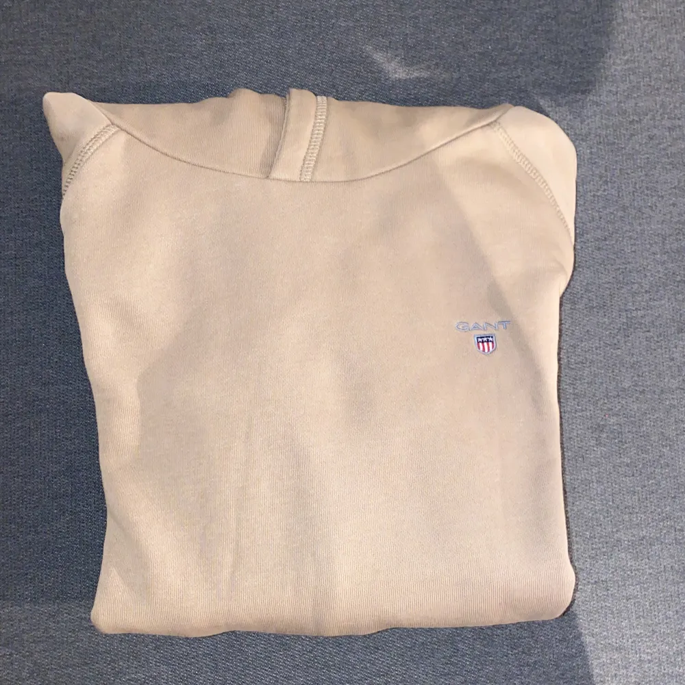 Ljus brun hoodie från gant. Säljer för att den är för liten. Knappt använd så skick är 10/10.. Hoodies.