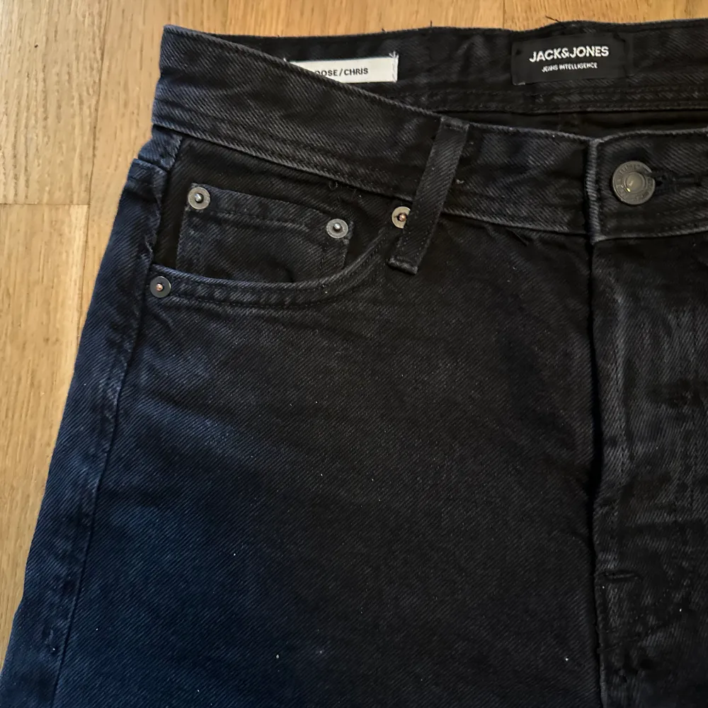 Säljer dessa svarta jeans för 400kr nypris 700  Dom har blivit för små för mig så säljer dom.   Skick 9/10 Dom är loose. Jeans & Byxor.