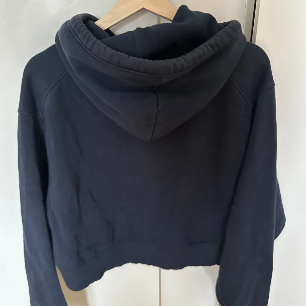 Croppad hoodie från Weekday i marinblått. Använd, men inga fläckar och är i bra skick.. Hoodies.