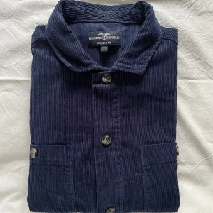 Hampton Republic Skjorta - En snygg marinblå manchester skjorta från Hampton Republic som jag säljer då jag växt ur den. Inga fläckar eller andra skavanker, skick 8/10. Varm och perfekt nu inför våren, antingen över en T-shirt eller som en overshirt. Skriv vid frågor mm!!