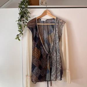 Omlott blus - Jättefin mesh blus, välanvänd 