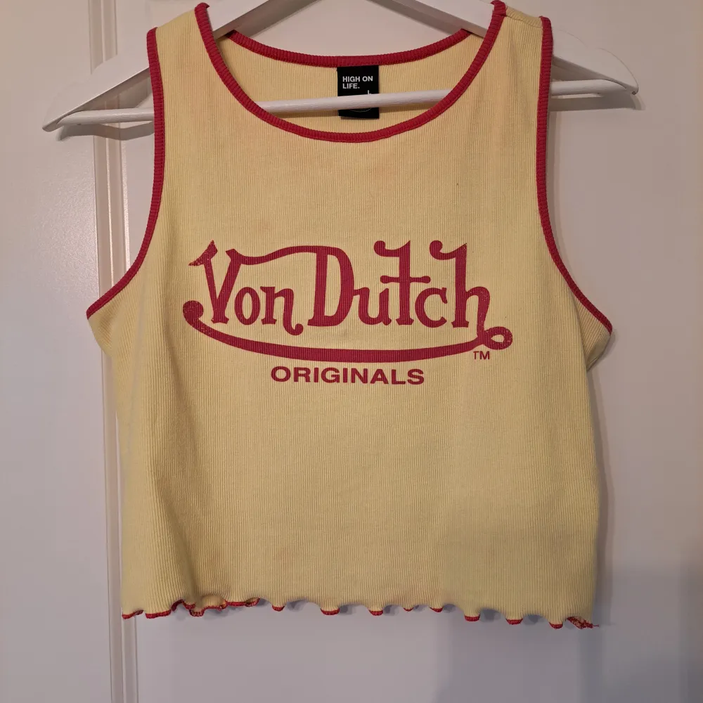 Riktig Von Dutch topp som säljs p.g.a att den inte kommer till användning längre! 😊 Den är storlek L men passar även som M! 💗 Kontakta mig för frågor! Säljer även en till VonDutch topp på mitt konto! 🥰. Toppar.
