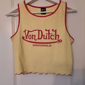 Riktig Von Dutch topp som säljs p.g.a att den inte kommer till användning längre! 😊 Den är storlek L men passar även som M! 💗 Kontakta mig för frågor! Säljer även en till VonDutch topp på mitt konto! 🥰
