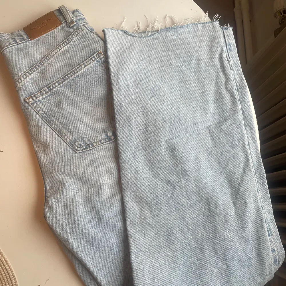 Väldigt fina jeans i en ljusblå tvätt från Gina, säljer pga för små. Knappt använda. . Jeans & Byxor.