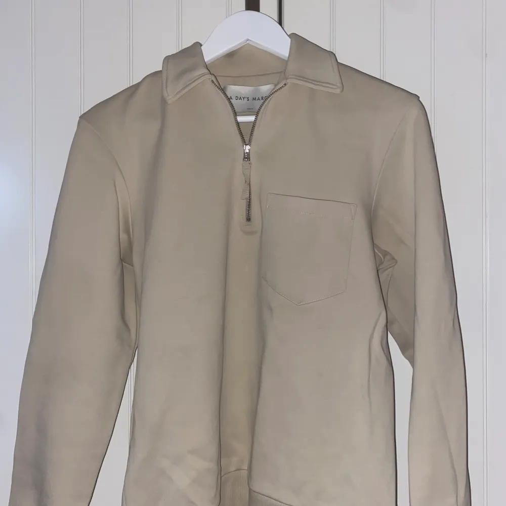 Half-zip tröja från A days march, knappt använd. Skick 9/10. Ord. 900kr. Tröjor & Koftor.