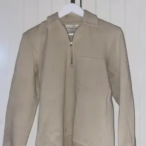 Half-zip tröja från A days march, knappt använd. Skick 9/10. Ord. 900kr