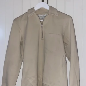 Half-zip Tröja  - Half-zip tröja från A days march, knappt använd. Skick 9/10. Ord. 900kr