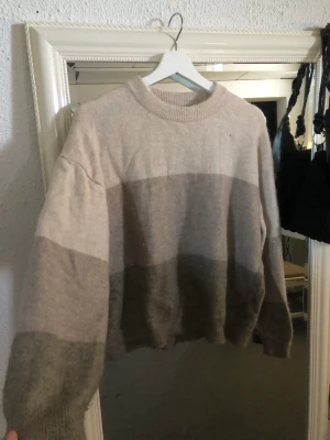 Stickad tröja - Skön stickad tröja som knappt kommit till användning!