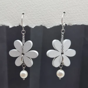 Handgjorda örhängen  - Unik handgjorda örhängen 🌸 Material: Rostfritt stål  och ett träd.